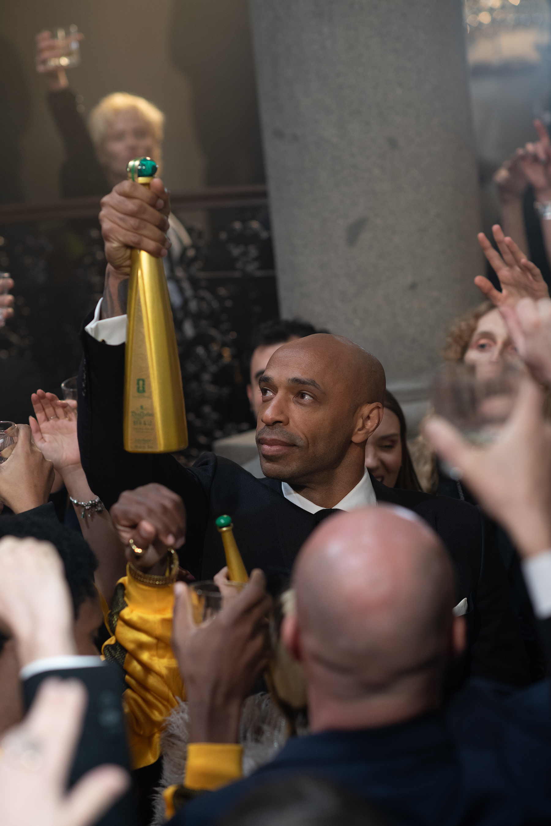 Bottle in hand, he moves through the crowd, pauses to kiss it in homage to his iconic 1998 FIFA World Cup™ victory with France, and then raises it triumphantly, a moment that sends the celebration soaring. Bottle in hand, he moves through the crowd, pauses to kiss it in homage to his iconic 1998 FIFA World Cup™ victory with France, and then raises it triumphantly, a moment that sends the celebration soaring.
